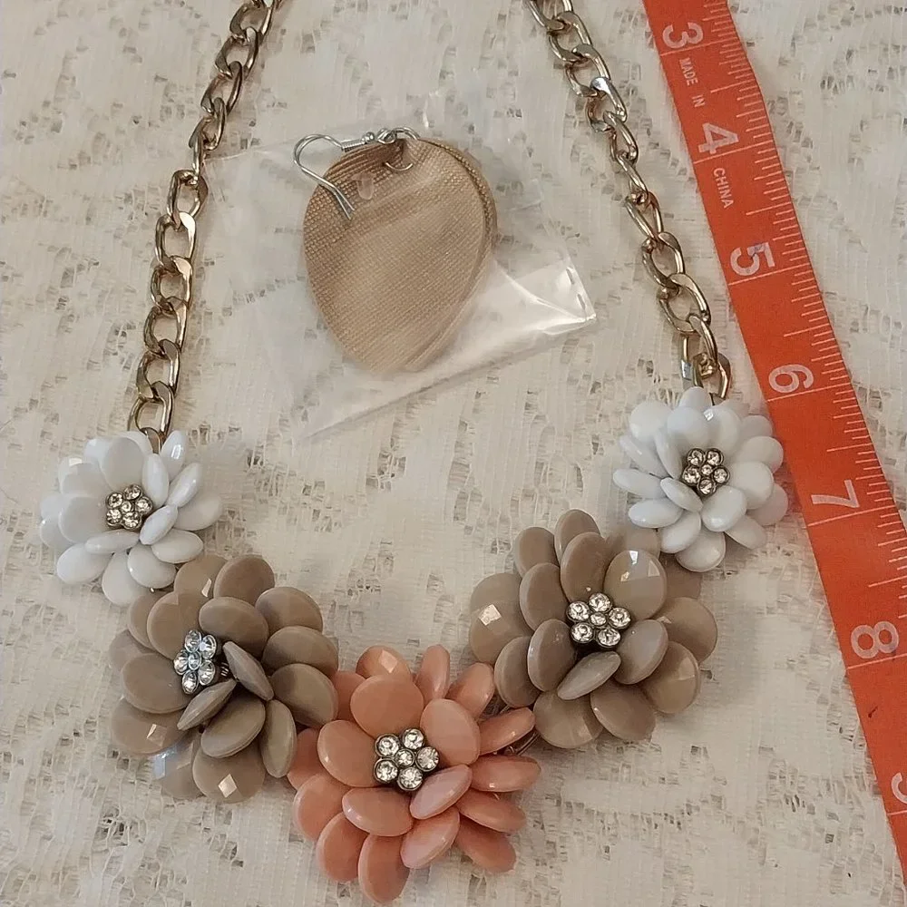 2754 Cream, Tan and Peach Flowers and Rhinestones Goldtone Necklace & Earrings - Picture 1 of 3